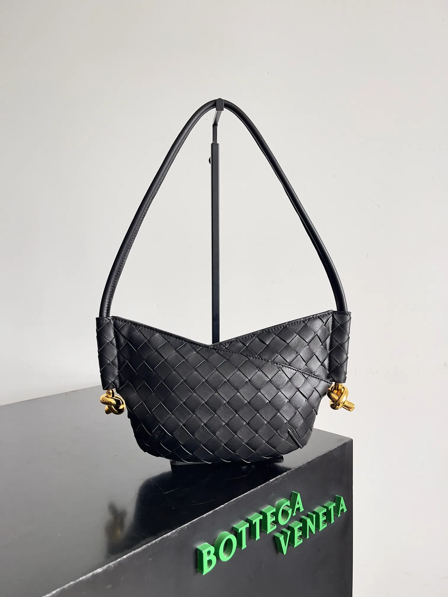 Batch 1660 BVMini Solstce's latest armpit bag, with a relaxed feel in summer. It's really cute. Knot metal knots are decorated on both sides to add interest. BV's recent soul elements are not found in every bag. Compared with the other two sizes, this mini is more elegant and refined. Niche personality 🉑Salt🉑Sweet Style number: 796378 Size: 28*18*depth 5cm